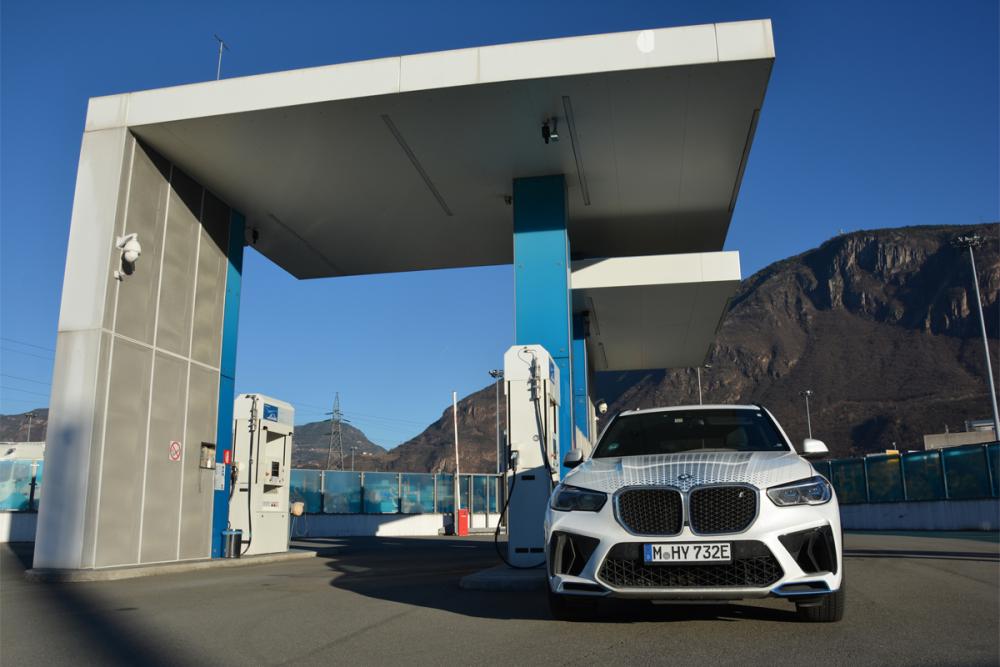 Langstreckentests führen den BMW iX5 Hydrogen von München nach Südtirol